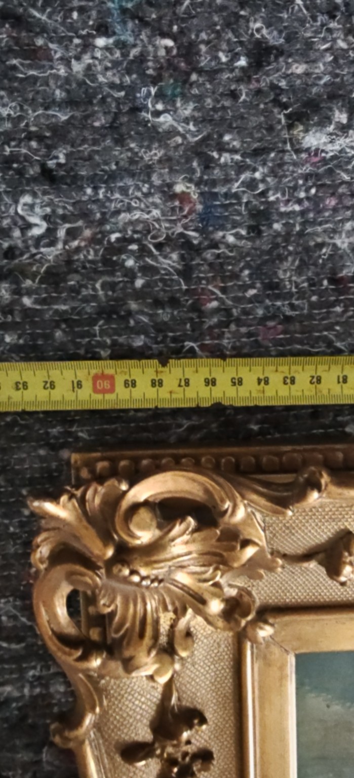6-D. De Jager — aanvullende maatfoto’s van lijst en zichtopening; de meetband ondersteunt een buitenmaat van circa 91 × 71 cm, maar is niet overal haaks/in één vlak aangelegd. De oorspronkelijke foto’s zijn rechtstreeks 