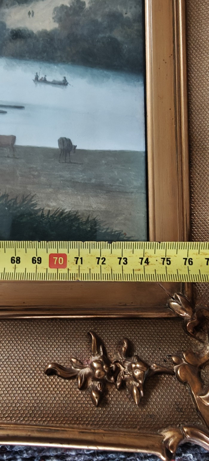 6-D. De Jager — aanvullende maatfoto’s van lijst en zichtopening; de meetband ondersteunt een buitenmaat van circa 91 × 71 cm, maar is niet overal haaks/in één vlak aangelegd. De oorspronkelijke foto’s zijn rechtstreeks 