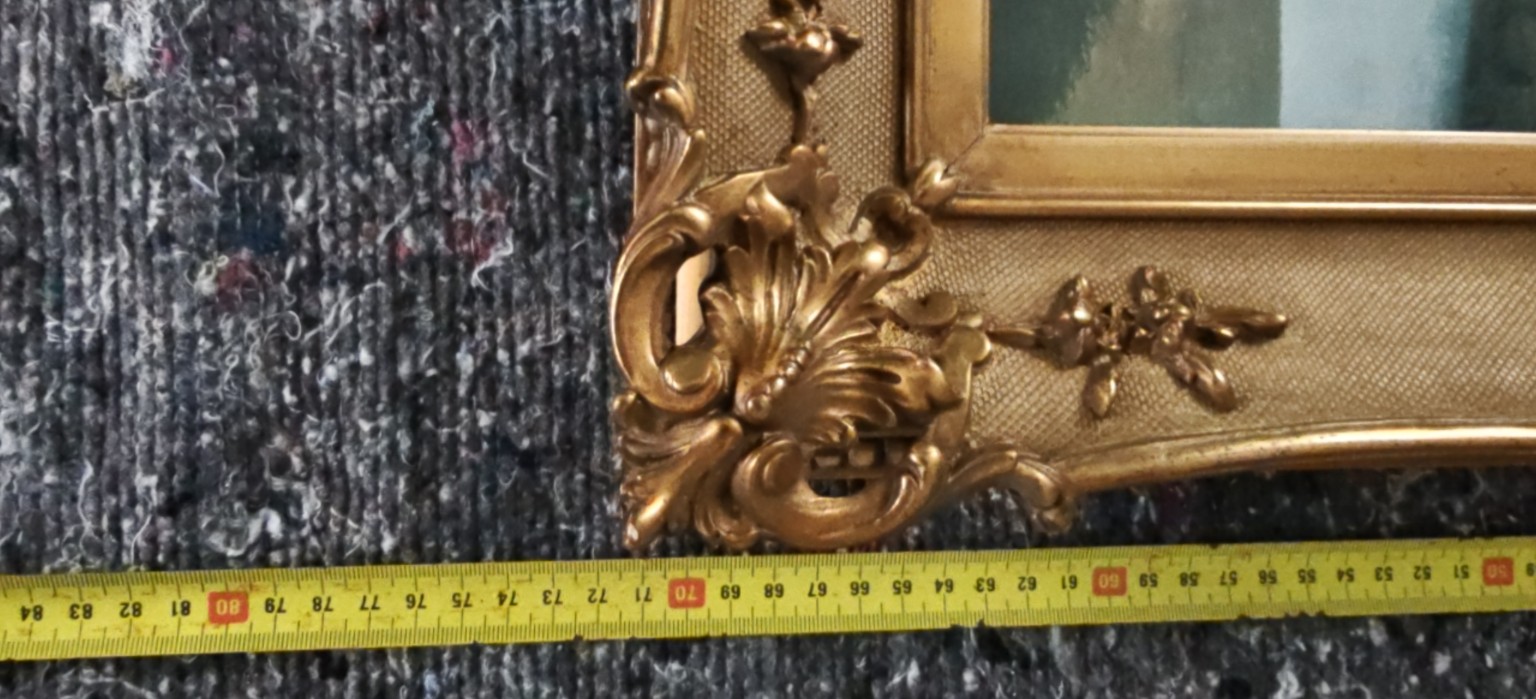 6-D. De Jager — aanvullende maatfoto’s van lijst en zichtopening; de meetband ondersteunt een buitenmaat van circa 91 × 71 cm, maar is niet overal haaks/in één vlak aangelegd. De oorspronkelijke foto’s zijn rechtstreeks 