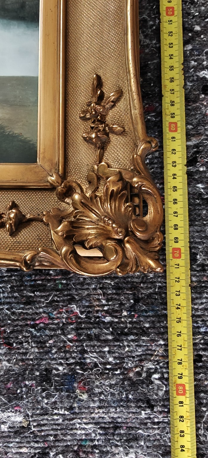6-D. De Jager — aanvullende maatfoto’s van lijst en zichtopening; de meetband ondersteunt een buitenmaat van circa 91 × 71 cm, maar is niet overal haaks/in één vlak aangelegd. De oorspronkelijke foto’s zijn rechtstreeks 