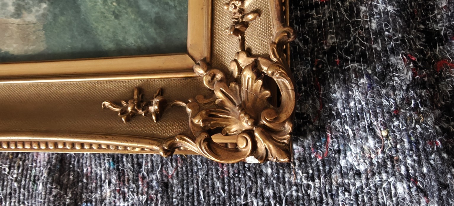 6-C. De Jager — hoekornamentiek, florale appliqués, reliëfvlak en maatopnamen van de buitenlijst. De oorspronkelijke foto’s zijn rechtstreeks opgenomen.