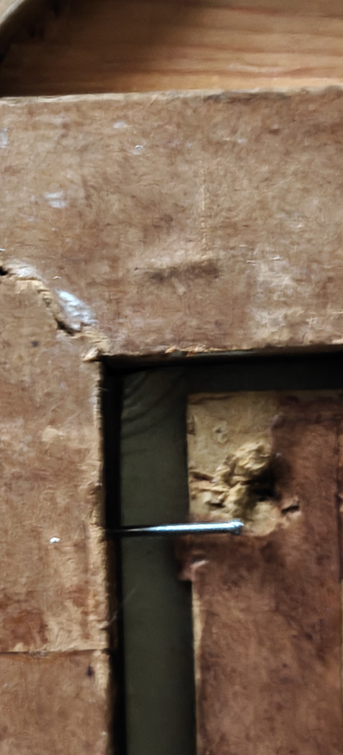 6-E. De Jager — details van de gelaagde achterafsluiting. Onder/achter gescheurde papieren stroken zijn metalen driehoekige/puntvormige vergrendelelementen zichtbaar naast de huidige spijkerbevestiging. De oorspronkelijk