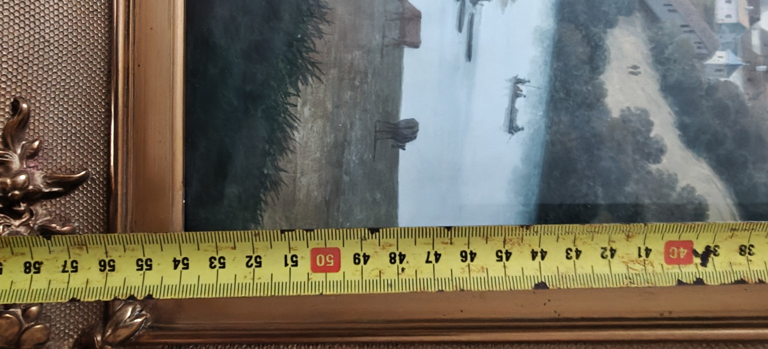 6-D. De Jager — aanvullende maatfoto’s van lijst en zichtopening; de meetband ondersteunt een buitenmaat van circa 91 × 71 cm, maar is niet overal haaks/in één vlak aangelegd. De oorspronkelijke foto’s zijn rechtstreeks 